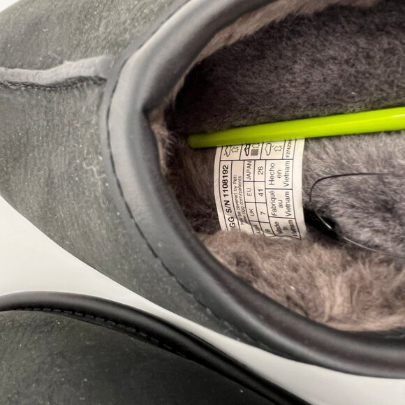 UGG Scuff Slippers Size 8 Black Suede Sheepskin Wool Lined Slip On - Picture 13 of 15